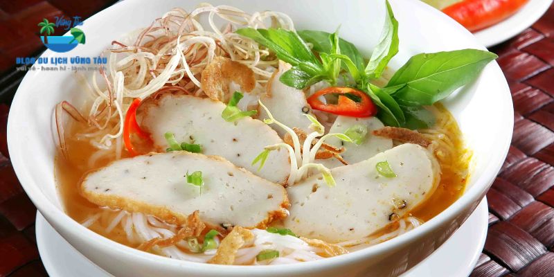 Bánh canh chả cá nổi tiếng là món ngon Vũng Tàu ăn tối