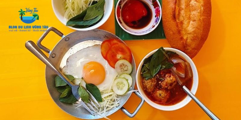 Bánh mì chảo xíu mại với các thành phần đầy đủ chất dinh dưỡng